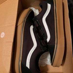 Vans Old Skool V Skate Shoe - Black / Gum